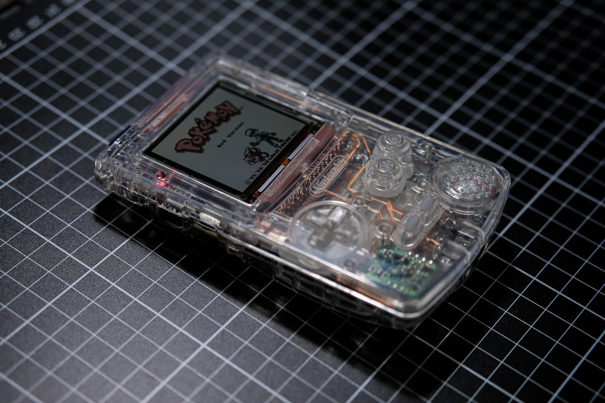 Modder constrói Game Boy Color completamente transparente