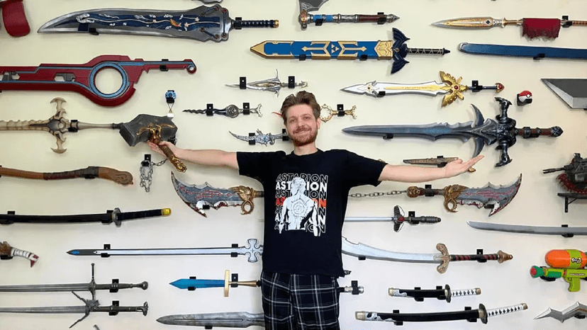Artista impressiona com coleção de mais de 100 armas de videogames em tamanho real