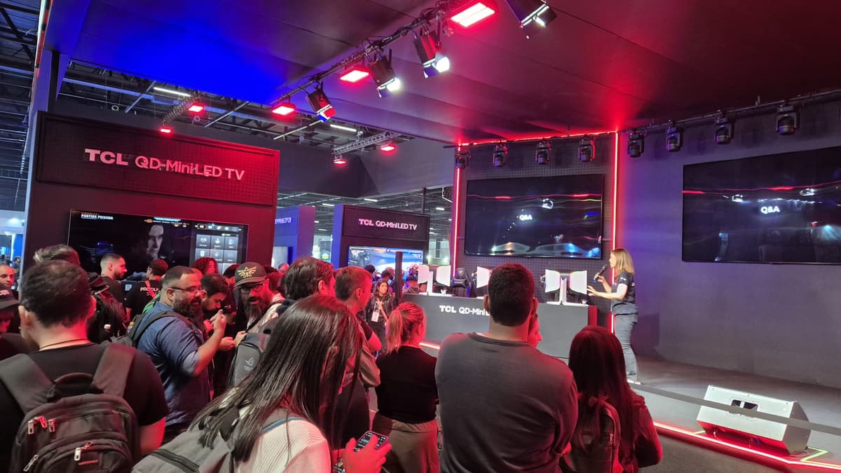 TCL aposta alto nos gamers com monitores gigantes e parceria com a FURIA na BGS 2025