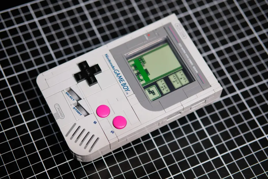 Criadora transforma LEGO Game Boy em console totalmente funcional com hardware original