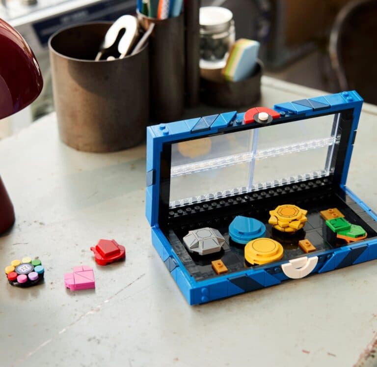 Coleção de insígnias de Kanto da LEGO Pokémon é revelada como brinde